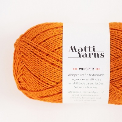 Novelo de fio de lã laranja com etiqueta Matti Yarns Whisper