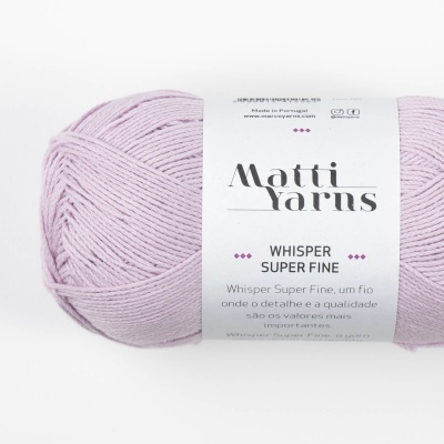 Novelo de fio de lã lilás claro com etiqueta branca Matti Yarns Whisper Super Fine