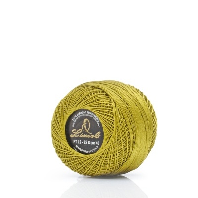 Novelo de linha verde com rótulo preto