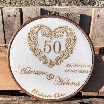 Aro de bordado redondo com bordado dourado celebrando Bodas de Ouro