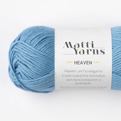 Novelo de fio azul claro com etiqueta branca da Matti Yarns