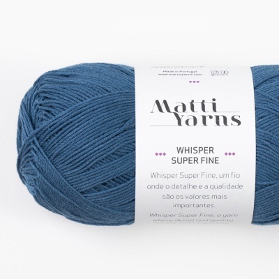 Novelo de fio azul Whisper Super Fine com etiqueta branca da marca Matti Yarns