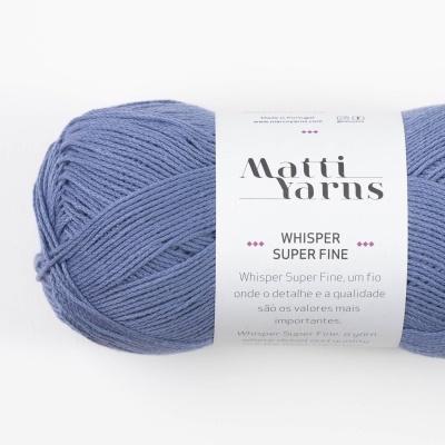 Novelo azul de lã Whisper Super Fine da Matti Yarns com etiqueta branca
