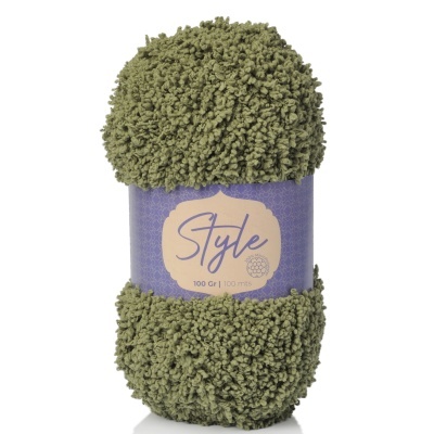 Novelo de fio verde com etiqueta roxa 'Style 100 GT 100 mts'