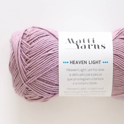 Novelo de fio de lã rosa claro com etiqueta branca da marca Matti Yarns