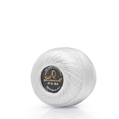 Rolo de linha branca com etiqueta preta