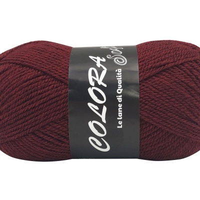 Novelo de lã bordeaux com rótulo preto e texto branco