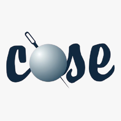 Logótipo com a palavra 'close' em letras pretas e bola de linha cinzenta com agulha