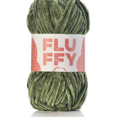 Novelo de lã verde com etiqueta FLUFFY em fundo branco