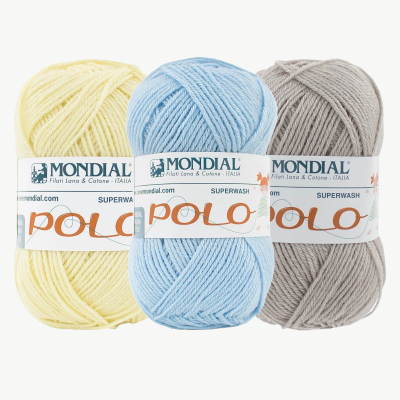 Três novelos de lã coloridos da marca Mondial com etiquetas Polo
