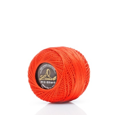 Novelo de linha de algodão laranja com etiqueta preta ao centro