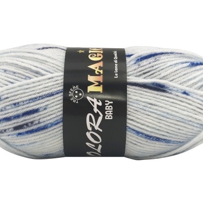 Novelo de lã branca com riscas azuis e cinzentas com etiqueta preta