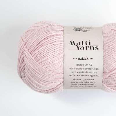 Novelo de fio cor salmão da marca Matti Yarns com rótulo