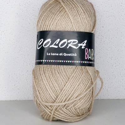 Novelo de lã bege claro com etiqueta preta em fundo branco