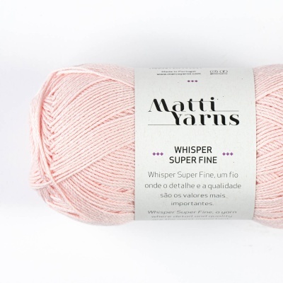 Novelo de fio rosa claro Matti Yarns Whisper Super Fine com rótulo branco