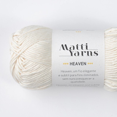 Novelo de fio de lã branco com rótulo branco e texto