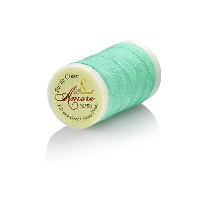 Rolo de linha para coser verde água com etiqueta Amore N.º 50