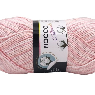 Novelo de fio para tricô ou crochê rosa claro com rótulo branco e preto da marca FIOCCO