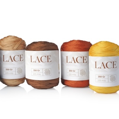 Seis novelos de lã coloridos da marca LACE alinhados em fundo branco