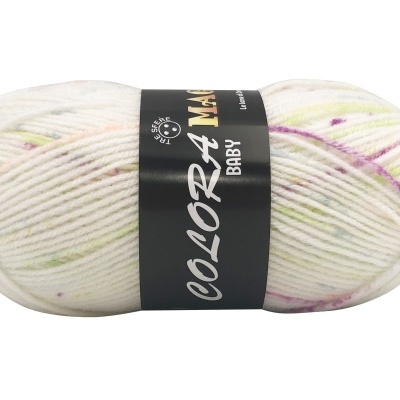 Novelo de lã branca com pequenas manchas roxas e amarelas, rótulo preto