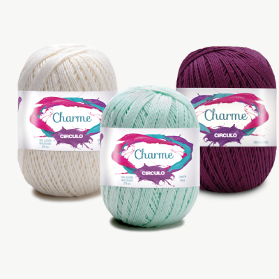 Três novelos de fios coloridos da linha Charme da marca Círculo.