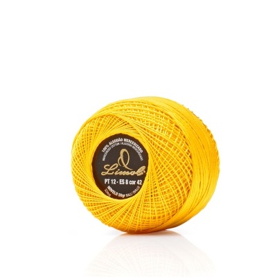 Rolo de linha amarelo com etiqueta preta central