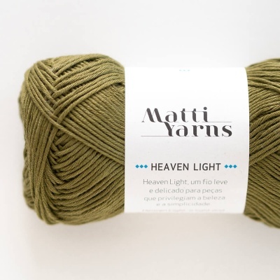 Novelo de fio verde-oliva com rótulo branco da marca 'Matti Yarns'