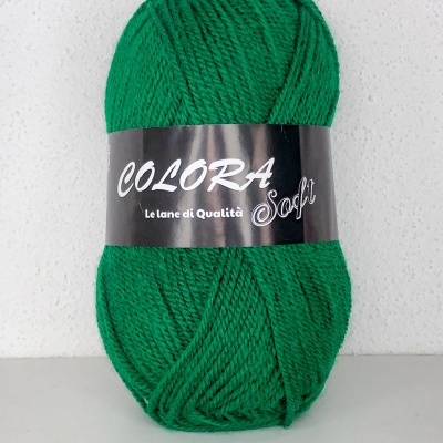 Novelo de lã verde com etiqueta preta COLORA Soft