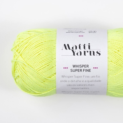 Novelo de fio amarelo-claro com rótulo branco dizendo Matti Yarns Whisper Super Fine