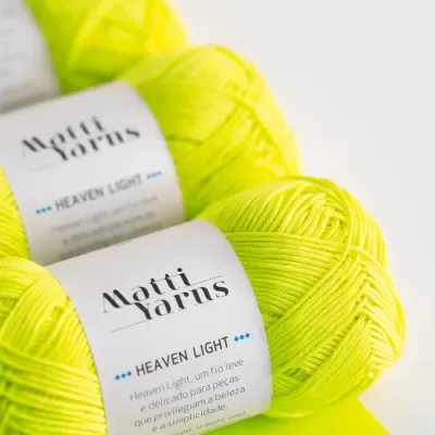 Novelos de lã amarelo-limão fosforescente com etiquetas 'Matti Yarns HEAVEN LIGHT'
