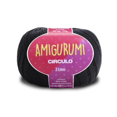 Novelo de fio preto para amigurumi com etiqueta rosa e roxa