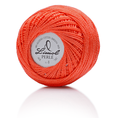 Rolo de linha laranja Limol Perlé Nº 8 em fundo branco