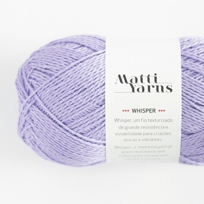 Novelo lilás de fio texturizado com rótulo branco da marca Matti Yarns Whisper