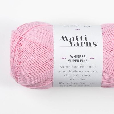 Novelo de fio de lã rosa com etiqueta Matti Yarns Whisper Super Fine