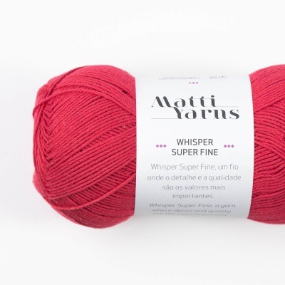 Novelo de fio vermelho Matti Yarns Whisper Super Fine com rótulo branco