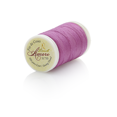 Rolo de linha para coser cor roxa com etiqueta com texto Amore N.º 50