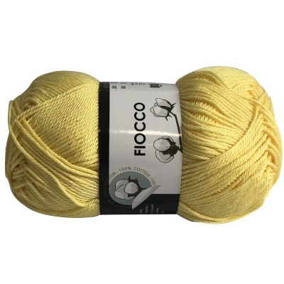 Novelo de lã amarelo claro com etiqueta branca FIOCCO