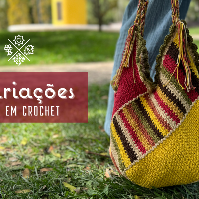 Saco em crochet colorido pendurado no ombro ao ar livre