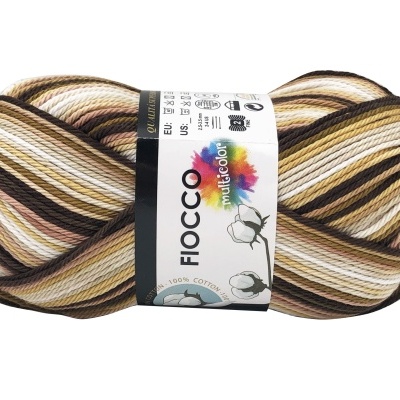 Novelo de lã multicolorida com etiqueta da marca FIOCCO