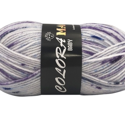 Novelo de lã colorida com etiqueta preta escrita 'COLOR4 MAD BABY'