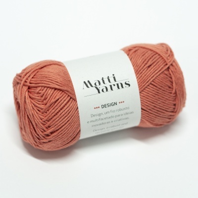 novelo de lã terracota com etiqueta Matti Yarns em fundo branco