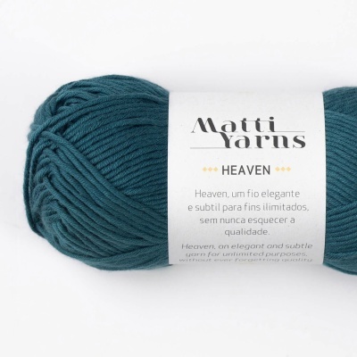 Rolo de fio de lagartixa azul esverdeado com etiqueta branca da marca Matti Yarns Heaven