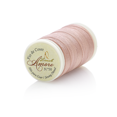 Rolo de fio de coser rosa claro com etiqueta Amore N°50