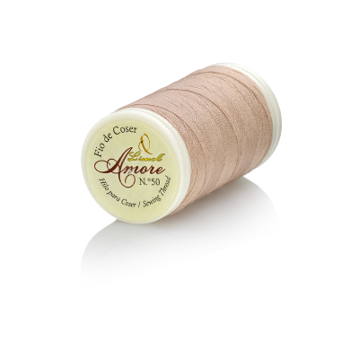 Rolo de fio bege claro com etiqueta branca e texto 'Fio de Coser Amore Nº 50'