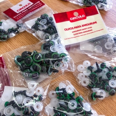 Pacotes de olhos para amigurumi em sacos transparentes sobre madeira