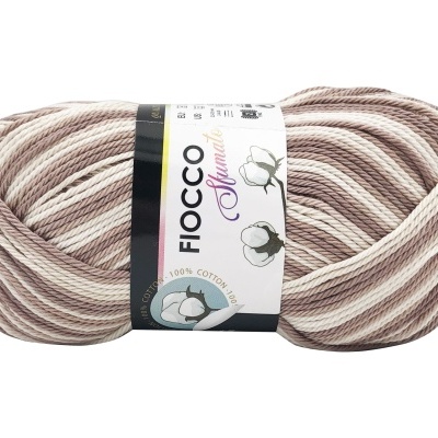 Novelo de fio de algodão 100% em tons bege e branco com etiqueta