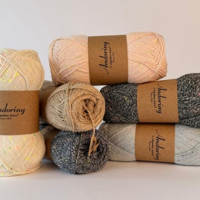 Novelos de lã Andoriny em várias cores com rótulos marrons sobre fundo branco