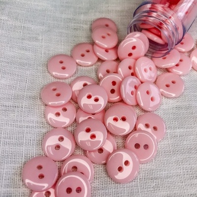 Botões rosa redondos de plástico brilhante com dois furos