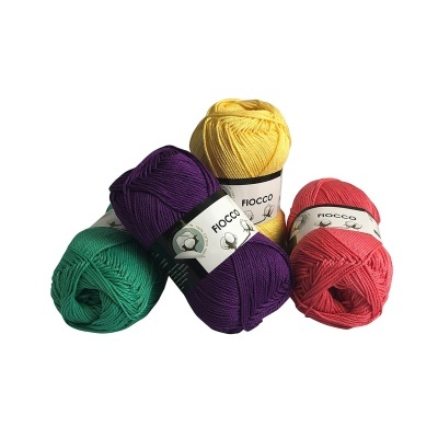 Quatro novelos de lã colorida FIOCCO sobre fundo branco