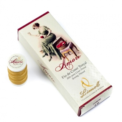 Fio para coser toalhas Amore da Linuel em embalagem vintage branca e vermelha com imagem de mulher a coser